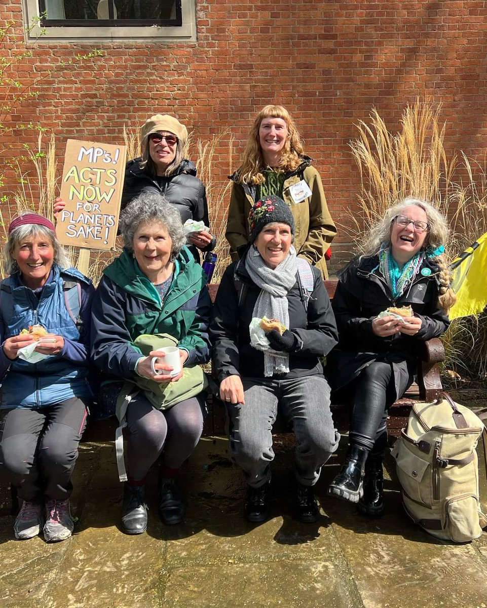 Massage4Dmentia's tweet photo. Some days are #golden
This picture captures this
If you can go to #TheBigOne
this weekend
Do
A yesterday ...
poignant
heartwarming
with a strong message to those in power
Time for #change #equity
#EarthDay #TrySharing #ClimateAction #connection https://t.co/3iB07oYP6G