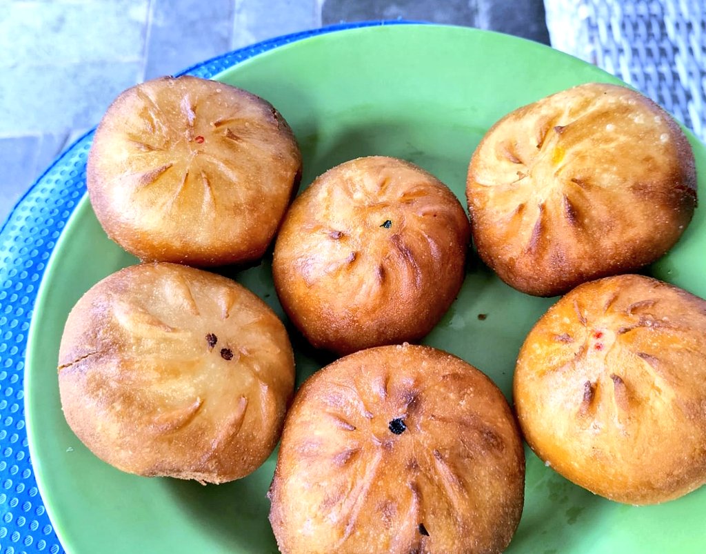 FatPaoID's tweet photo. Punten. MinPao cuma mau tanya nih.. 🙏

Ini ada yang laporan ke MinPao. Katanya pao mini-nya digorengnya sampai ke kuningan.

MinPao cuma bisa membatin.. Ini kakaknya lagi mudik apa gimana? Kok mau goreng pao mini aja jauh banget? 🤔 https://t.co/CvkJx2Mucb