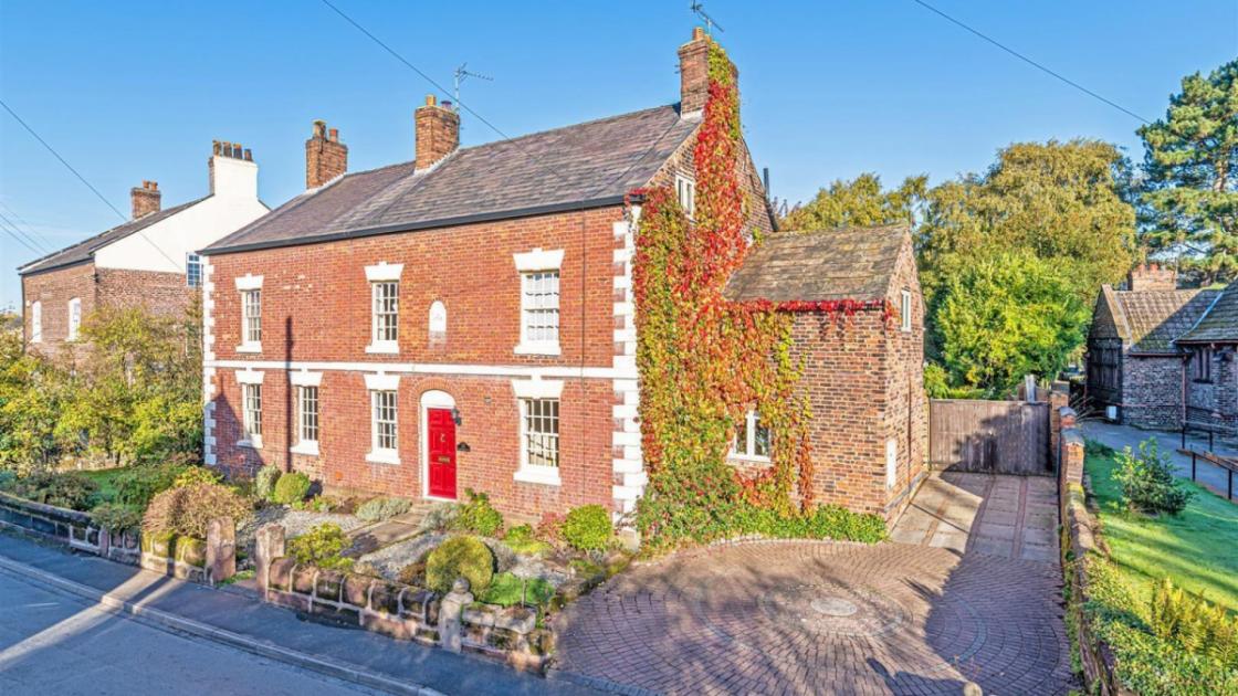runcornworld's tweet photo. Georgian grade II listed property is on the market in Moore https://t.co/GfkV6NgmUY https://t.co/wXxemi0ZEF
