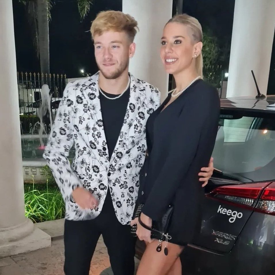 Le esta chupando el colageno hnas. El envejecio 10 años minimo y ella cada vez mas regia lo debe peinar mientras le canta flor q da fulgor con tu brillo fiel