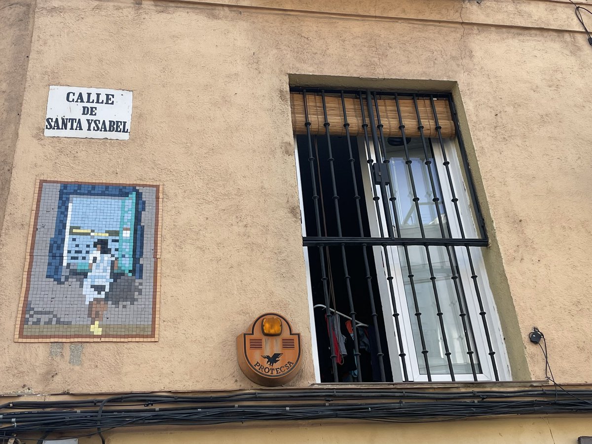 NunezBargueno's tweet photo. #Madrid #SantaIsabel #Dali #Mujerenlaventana #streetart #invader #Ventanas #rejas #Postsecular https://t.co/8jqoMeM3F0
