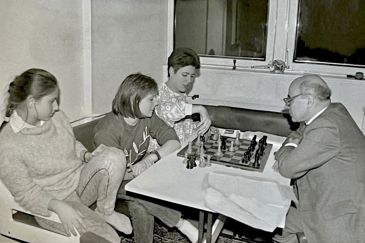 SusanPolgar's tweet photo. Blast from the past: Legendary GM David Bronstein (who tied Botvinnik 12-12 / 1951 World Championship match) at our home in Budapest. #Legend #Bronstein @FIDE_chess @ECUonline @EuropeEchecs https://t.co/gQQPj6ISvA