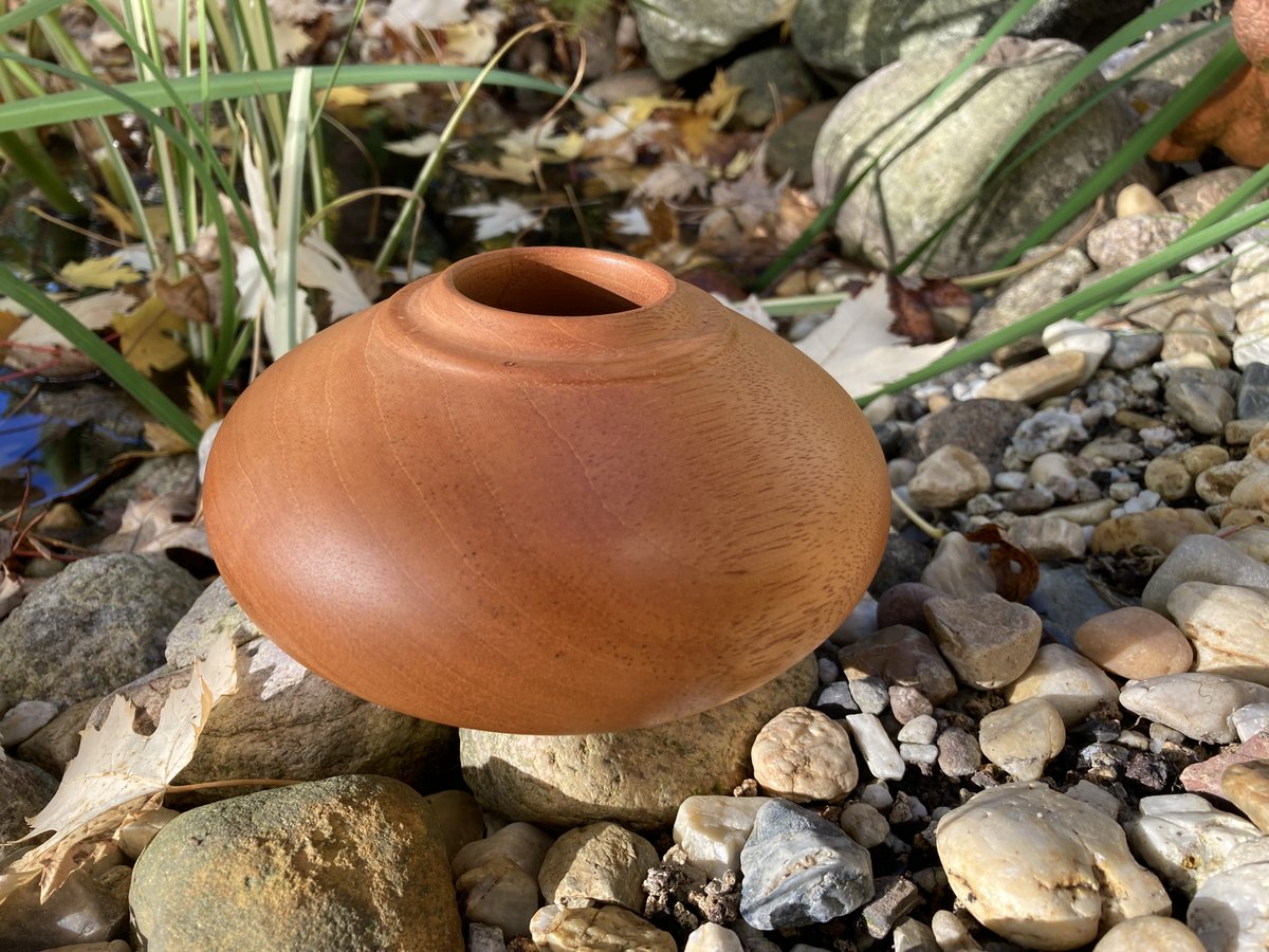 BergwerkD's tweet photo. vase made of sapele mahogany with a linseed finish

diameter: 5,5inch
high: 2,9inch

#wood #woodworking #woodwork #woodworker #woodart #wooddesign #woodlathework #woodlatheworker #holz #holzdeko #holzdesign #drechseln #drechsler #hamburg #germany https://t.co/nDi0it3Tex