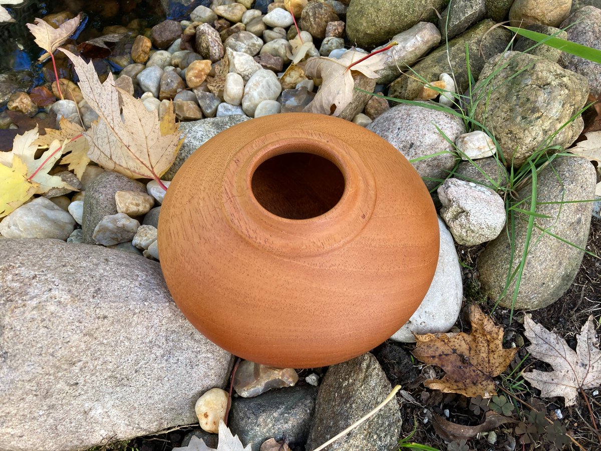 BergwerkD's tweet photo. vase made of sapele mahogany with a linseed finish

diameter: 5,5inch
high: 2,9inch

#wood #woodworking #woodwork #woodworker #woodart #wooddesign #woodlathework #woodlatheworker #holz #holzdeko #holzdesign #drechseln #drechsler #hamburg #germany https://t.co/nDi0it3Tex