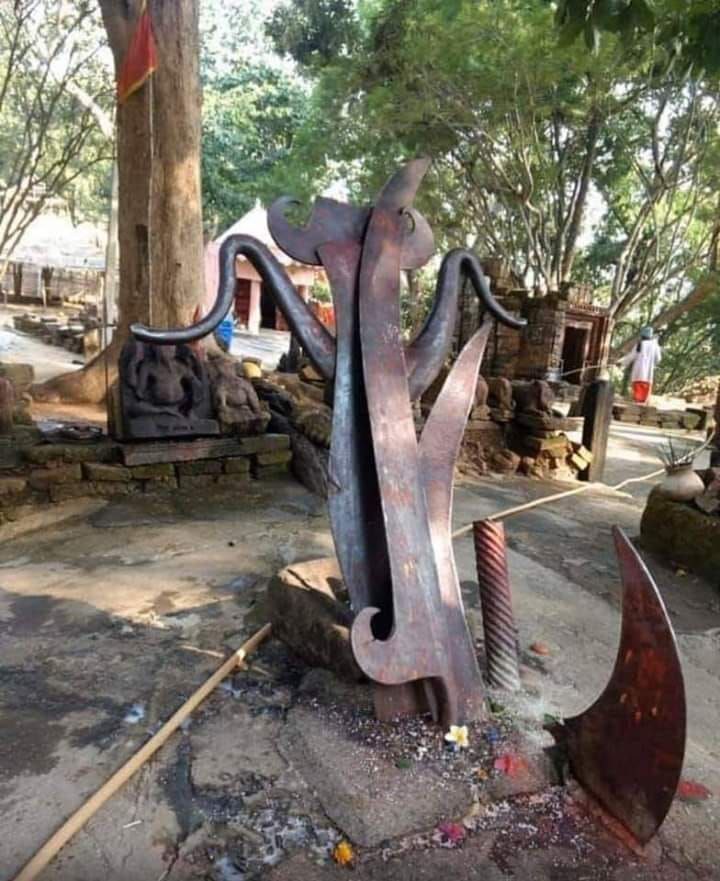 i_amRST's tweet photo. झारखंड में रांची से करीब 150 किमी की दूरी पर घने जंगलों में स्थित टांगीनाथ धाम के बारे में कहा जाता है कि यहां भगवान परशुराम का फरसा गड़ा हुआ है। यहां स्थानीय भाषा में फरसा को टांगी कहा जाता है, इसलिए इस जगह का नाम टांगीनाथ धाम हो गया।
#ParshuramJayanti https://t.co/smW6NRe1We