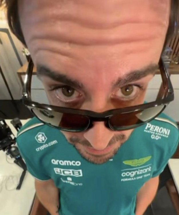 Ryanair's tweet photo. Fernando waiting for Taylor to pass down his overhead luggage https://t.co/cRbl3IUWk8