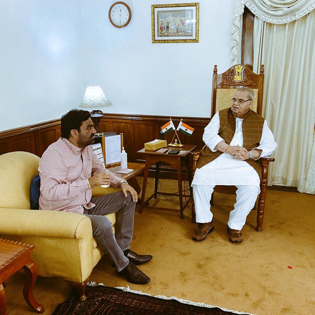 आखिर क्या कारण भाजपा के दारा स्पष्ट बहुमत की सरकार बनाने के बावजूद भी जाट भाजपा को क्यों छोड़ देते हैं।
मेरी राय यह कि जाट किसान हितों पर राजनीति करते हैं। 
#देश_सत्यपाल_मलिक_के_साथ_है