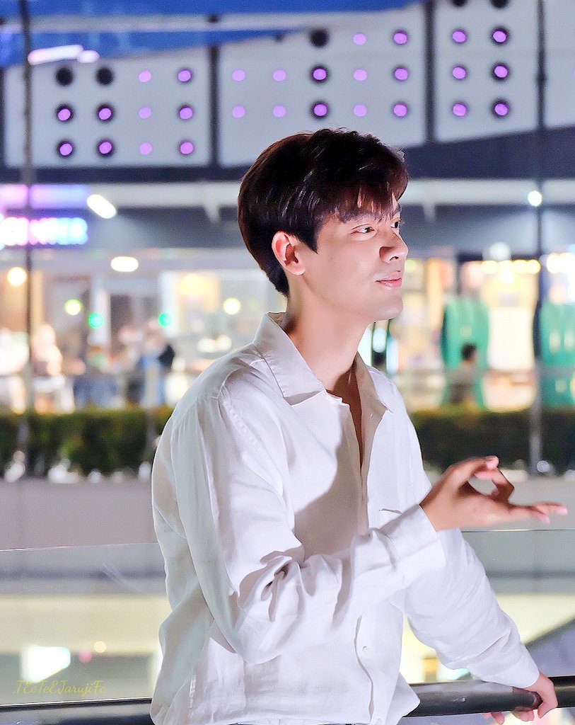 TEeTeEJarujiFc's tweet photo. พี่ติณห์มาเก็บโปรเจคเผื่อน้องต้อลด้วยนะ #ทริอาชTheSeries 
มุมไหนๆคุณดาวิชญ์ก็เอาอยู่หล่อมากๆ โปรเจคน่ารักๆบวกกับความหล่อของพี่เต้ทำเอาMBKแตกเลยก็ว่าได้มีคนรักมาให้กำลังใจมากจริงๆ ขอให้ติดตามกันต่อๆไปนะคะ💙 #วนลูปไม่ขาดทริอาช1ปี #TaeDarvid #TEeThanapon 
@tae_darvid @Tee_Jaruji https://t.co/lRatPELVI7