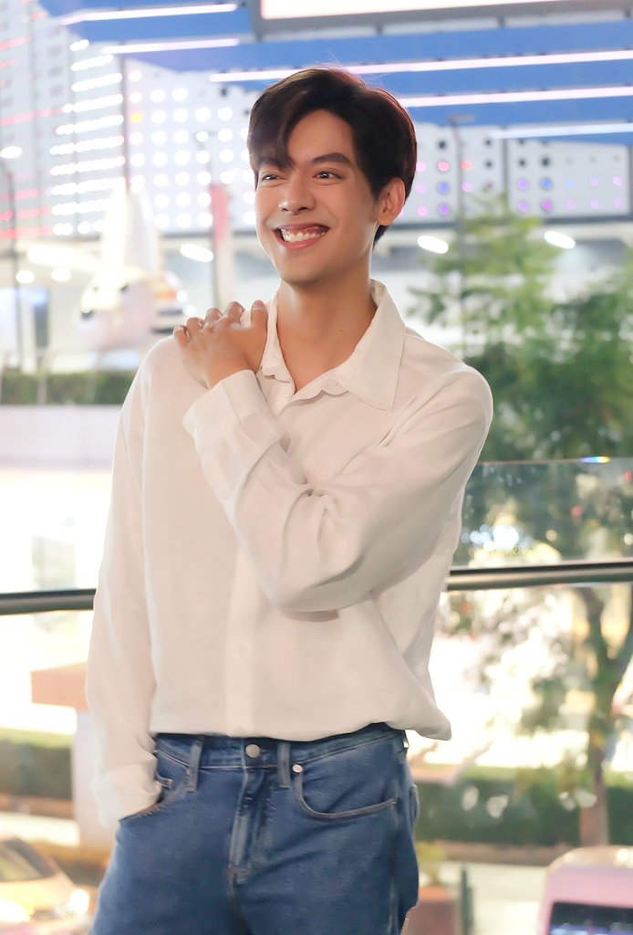TEeTeEJarujiFc's tweet photo. พี่ติณห์มาเก็บโปรเจคเผื่อน้องต้อลด้วยนะ #ทริอาชTheSeries 
มุมไหนๆคุณดาวิชญ์ก็เอาอยู่หล่อมากๆ โปรเจคน่ารักๆบวกกับความหล่อของพี่เต้ทำเอาMBKแตกเลยก็ว่าได้มีคนรักมาให้กำลังใจมากจริงๆ ขอให้ติดตามกันต่อๆไปนะคะ💙 #วนลูปไม่ขาดทริอาช1ปี #TaeDarvid #TEeThanapon 
@tae_darvid @Tee_Jaruji https://t.co/lRatPELVI7