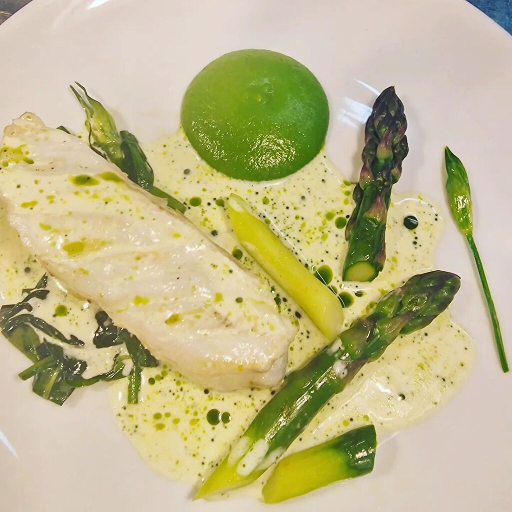 parkersarms's tweet photo. Beautiful Morecambe Bay codling from @mayersfish, wild garlic, peas and asparagus. Yesterday's best selling #fish #main. #springonaplate https://t.co/3cvAe9Ifeg https://t.co/zMnZV2z5wZ