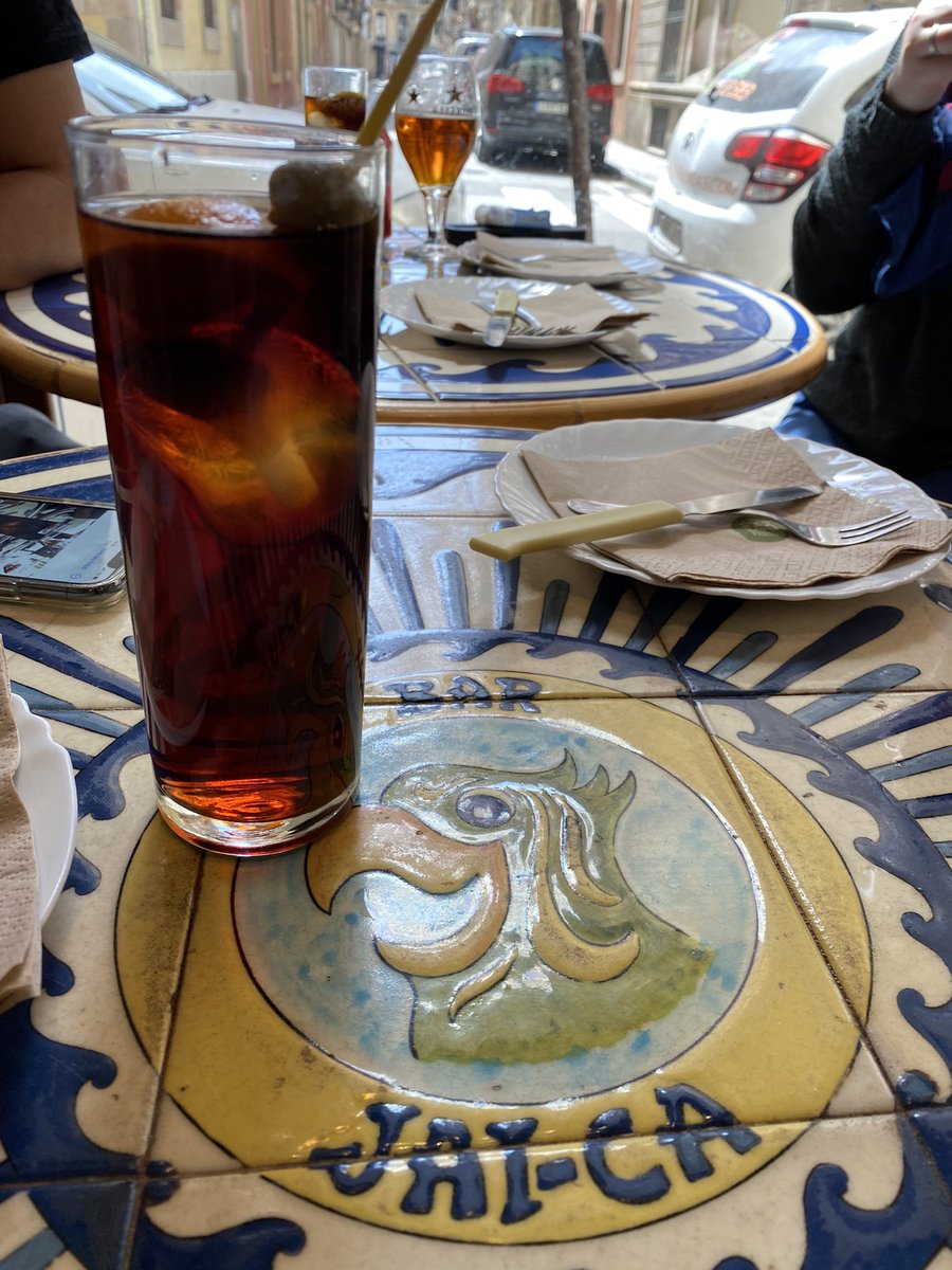 Tiriti1's tweet image. Que va ser primer l’espina o l’anxova? #barceloneta #barjaica