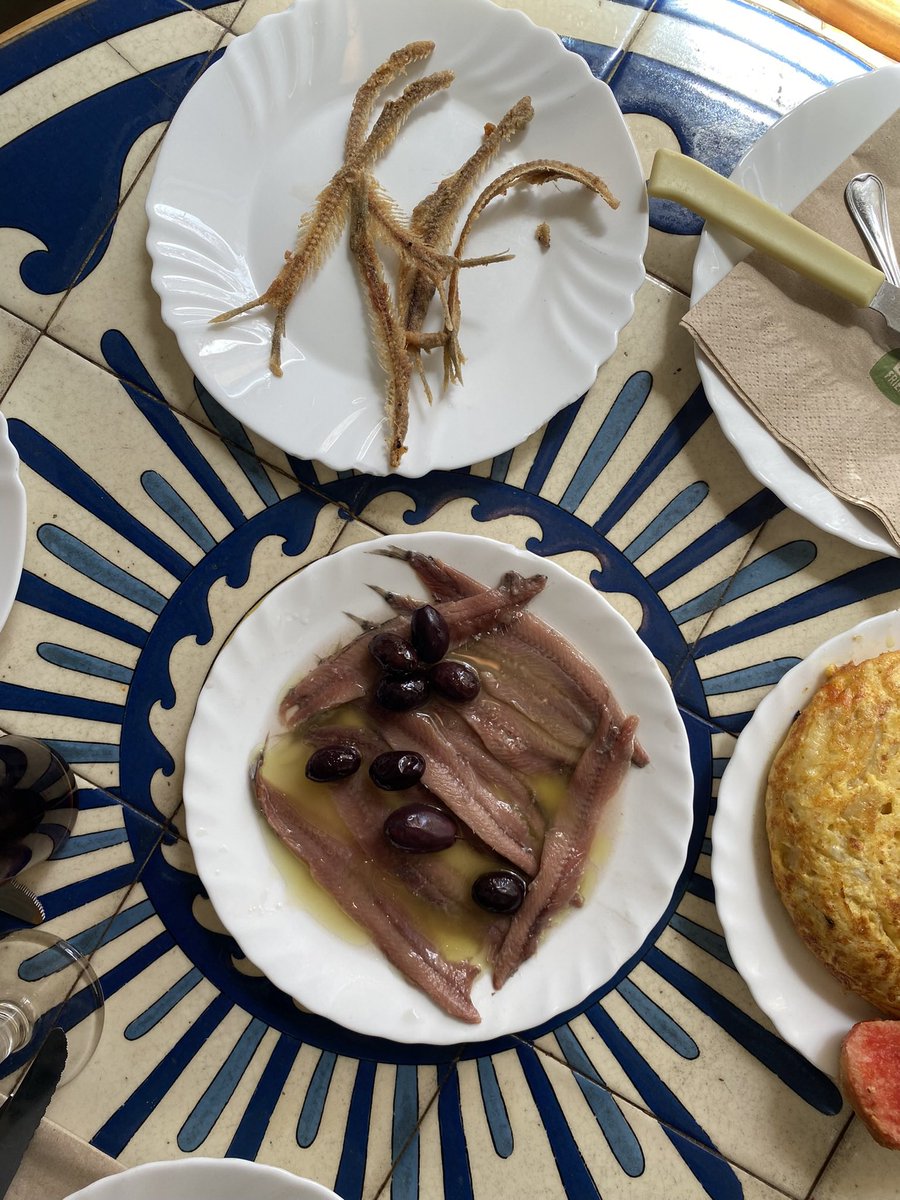 Tiriti1's tweet image. Que va ser primer l’espina o l’anxova? #barceloneta #barjaica