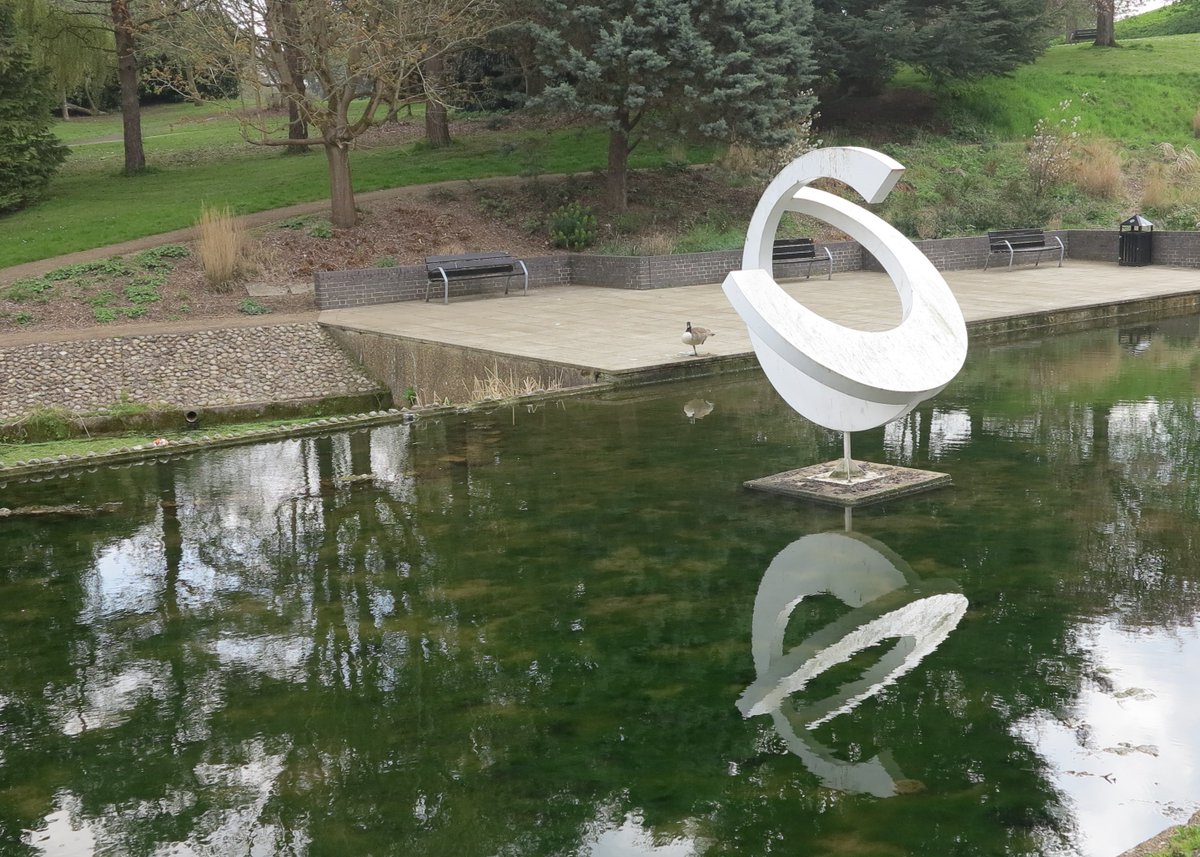 Harlow Sculpture Town tweet media