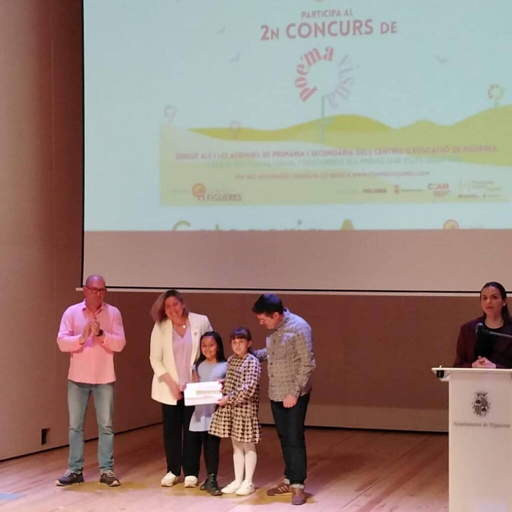 CorMarFig's tweet photo. Ahir divendres ens van fer entrega del diploma i obsequi de participació del II Concurs de Poemes Visuals Comerç de Figueres, a les nostres representants, la Isabella i l'Abril.
Moltes gràcies noies! Estem molt orgulloses de vosaltres! https://t.co/A4HyfUZjS3 https://t.co/No5JTX3nIX