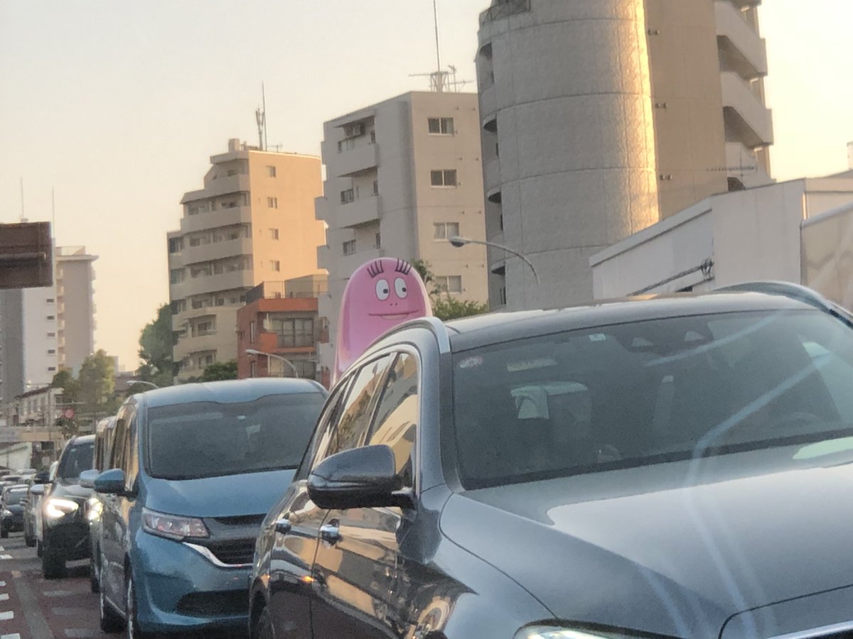 ん！？
ドアミラー越しの衝撃っ！
バーバパパって公道走れるのっ！？