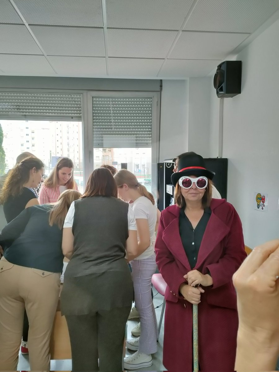 Impresionante el taller de <a href="/susanaloprom/">Susana López Romero</a> Willy Wonka versus Maestra Monótona. <a href="/ReyesCarrion74/">Reyes Carrión</a> <a href="/ANPROFOL/">anPROFOL</a>  @ #VadeFOL #CFOL2023 #FOL #Folcomparte