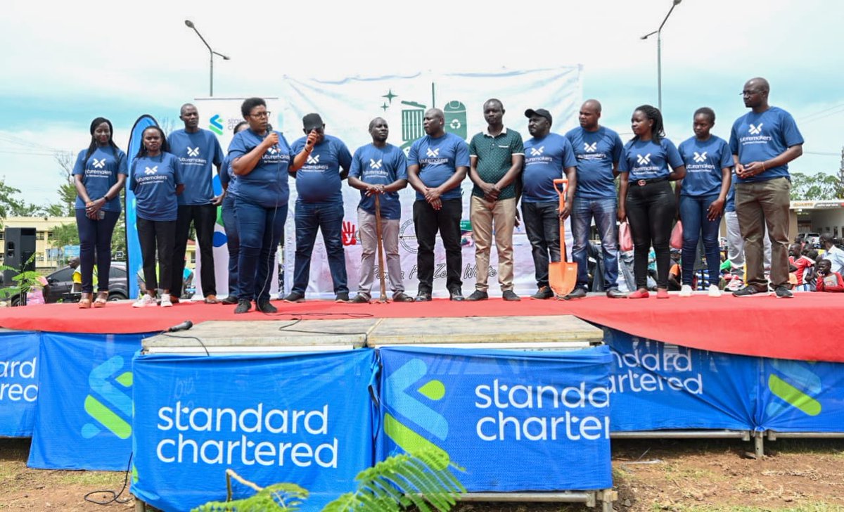 StanChartKE's tweet photo. In partnership with the County Government of Kisumu, Kisumu Judiciary &amp; the Kisumu Campus of the University of Nairobi, we launched the  ‘Kisumu City Greening Initiative’. Led by Governor Anyang' Nyong'o, the teams planted 1,500 tree seedlings along the  Kisumu Airport Corridor. https://t.co/hlmSdTOrbH