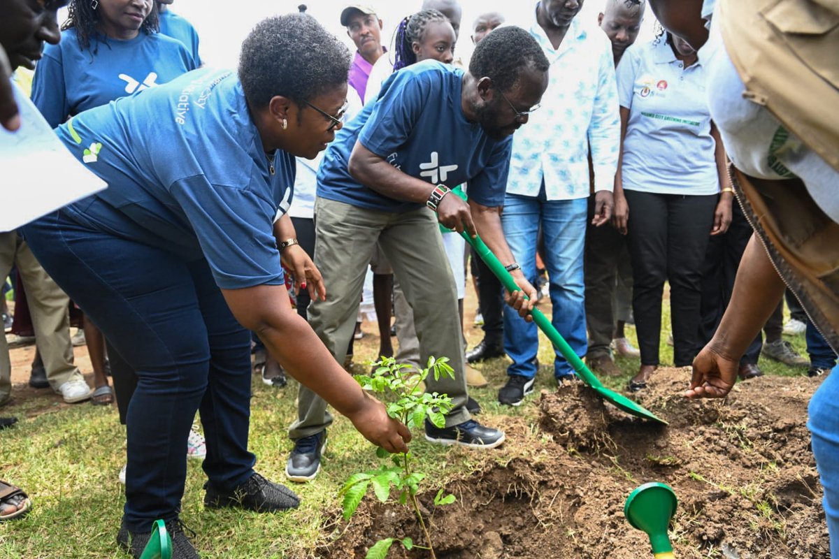StanChartKE's tweet photo. In partnership with the County Government of Kisumu, Kisumu Judiciary &amp; the Kisumu Campus of the University of Nairobi, we launched the  ‘Kisumu City Greening Initiative’. Led by Governor Anyang' Nyong'o, the teams planted 1,500 tree seedlings along the  Kisumu Airport Corridor. https://t.co/hlmSdTOrbH