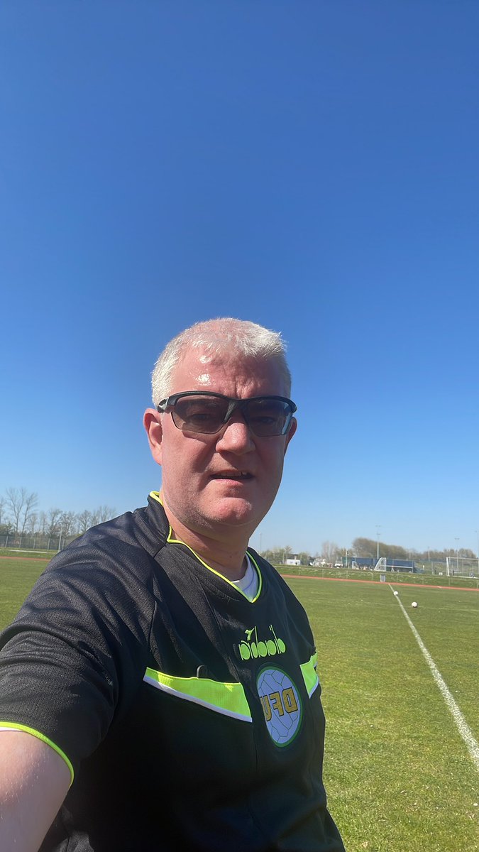HeideAnderson's tweet photo. Så er det kampdag igen. Græsset er grønt. Banen er go’ og vejret er 100% til korte ærmer. Om 10 minutter er der forhåbentlig 90 min god bold i Stenløse! #gokamp https://t.co/9rjMOJyCUF