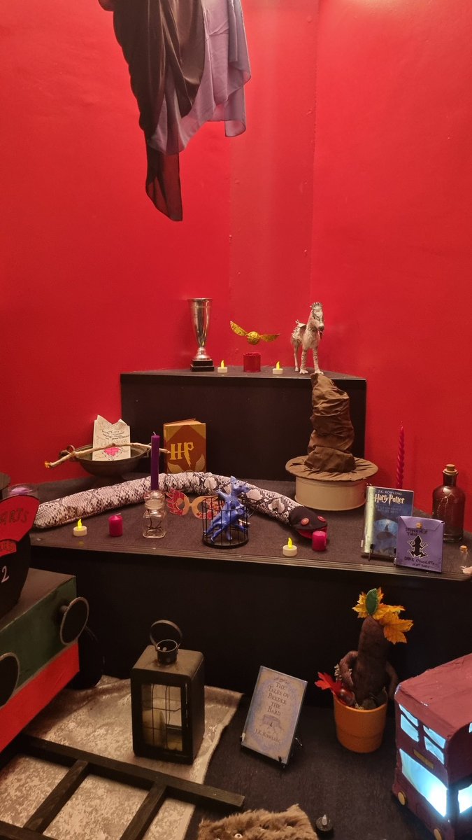 EddieJacquemart's tweet photo. Dans le cadre de la journée de la langue anglaise découverte de l'univers d'harry potter. Les équipes des bibliothèques  motivées pour accueillir les publics de tout âge. @lillefrance https://t.co/AW4rQ08DHX