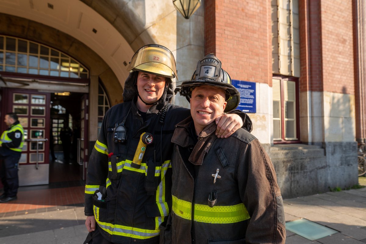 CrimeNewsHH's tweet image. #Feuerwehrmann aus #Chicago bei der #FeuerwehrHamburg - #RickFlorczak im Austausch an #Feuerwache #BerlinerTor im Einsatz. #Personenunfall Bahnhof #Mundsburg

FOTOS: BaulichtNews