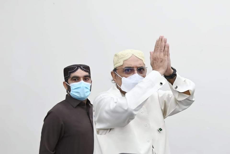 AshiqZardari110's tweet photo. Nawab Shah: President of Pakistan Peoples Party Parliamentarians Asif Ali Zardari offered Eid prayers in Nawabshah Former President Asif Ali Zardari met with the people of his constituency at Zardari House Nawabshah after Eid prayers and celebrated Eid. #EidUlFitr #eidmubarak https://t.co/1R4qR42ZyY