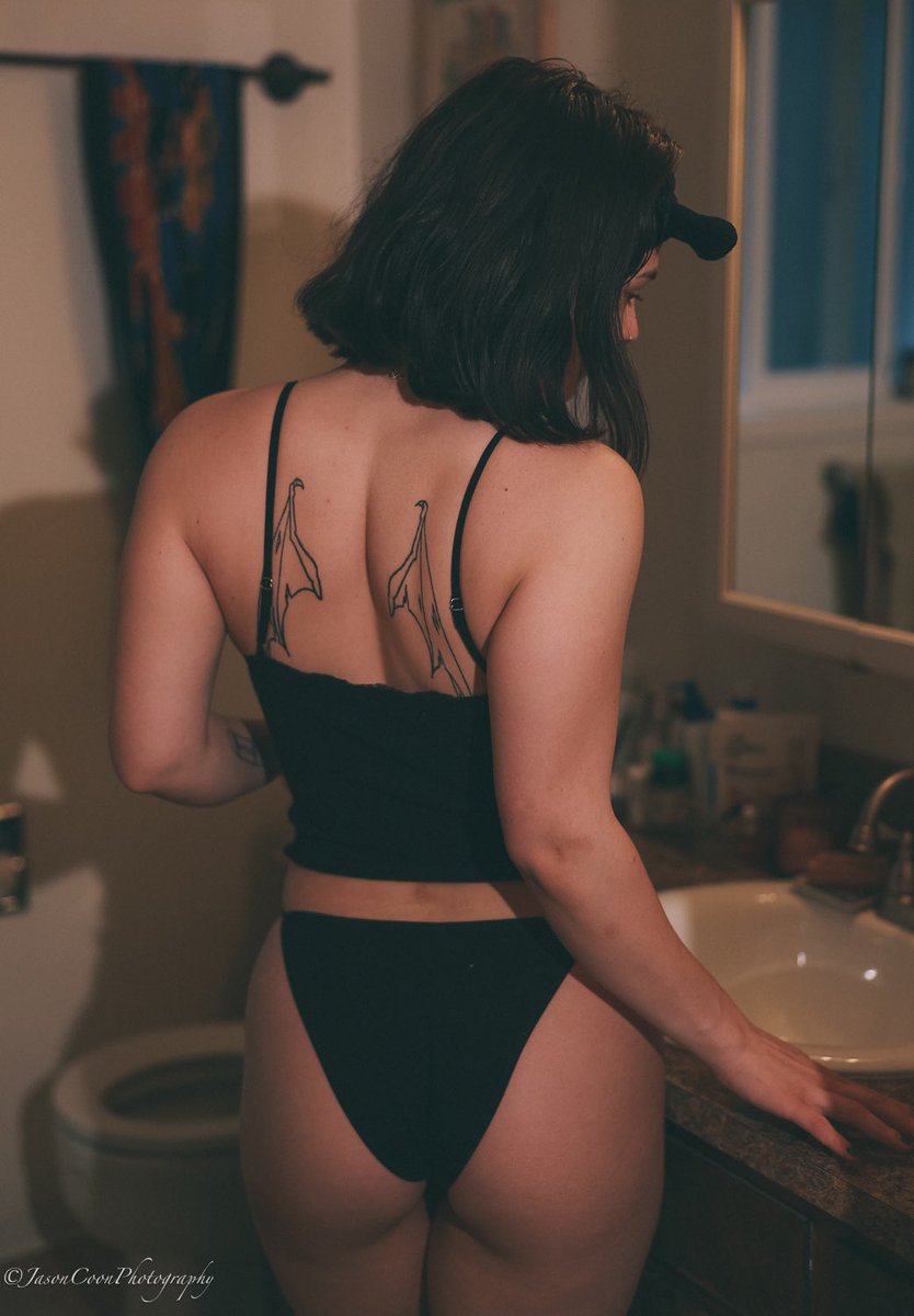 lustforlogan's tweet photo. Dm me for custom content! #fansly #model #ContentCreator #gothgirl #cozy #photography https://t.co/jHucdt1zmL