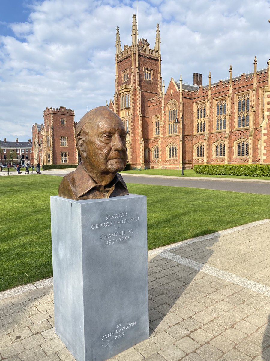 With the crowds all gone and calm restored ⁦<a href="/QUBelfast/">Queen's University Belfast 🎓</a>⁩ one man's legacy casts a long bright shadow for NI.
Thanks to Senator George Mitchell. A key architect of the GFA and friend of all. Bringing light to darkness #Agreement25 ⁦<a href="/NIOgov/">Northern Ireland Office</a>⁩ ⁦<a href="/QUBVChancellor/">Professor Sir Ian Greer</a>⁩