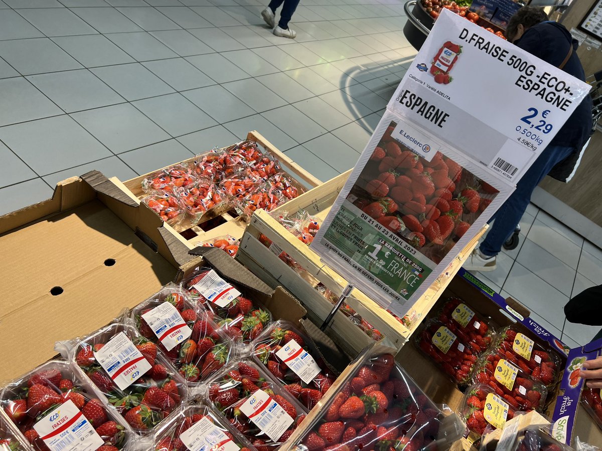 Dauvers70's tweet photo. Aujourd’hui, @CarrefourFrance met une mine à @Leclerc sur la fraise d’Espagne 🍓🍓🍓 ! 0,99 € vs 2,29 €. Ça pique 🌶
#LŒILGRANDECONSO se balade à Rouen (non sans raison, à suivre…) https://t.co/u5lT4CCtb0