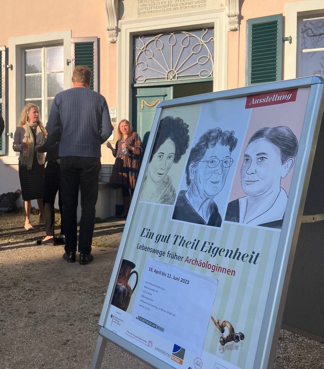 Jeden #Sonntag bieten wir um 12 Uhr eine Führung durch die #Ausstellung Frühe Archäologinnen an. Im Anschluss findet um 13:30 Uhr eine #Stadtführung über Frauen in #Bonn statt.