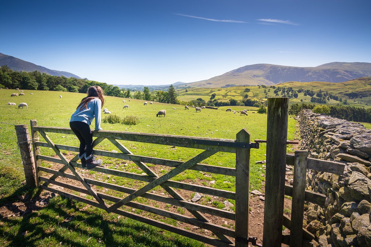 Help us to look after the #LakeDistrict this weekend 💚

🍫 Take your litter home with you
🏞️ Close gates and fences after walking on footpaths and bridleways
🚗 Park responsibly and respectfully

Enjoy your weekend!