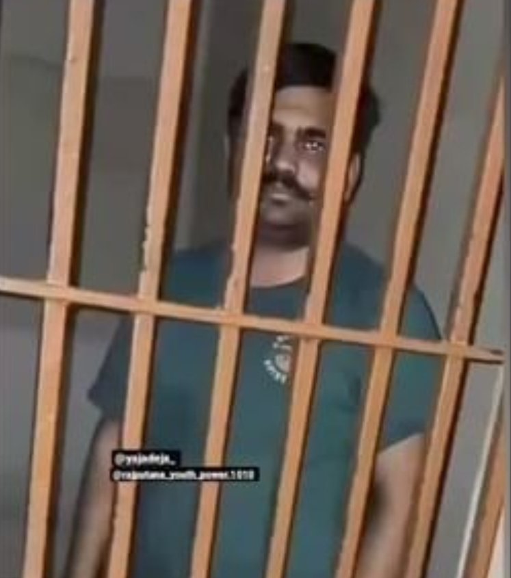 देश में सभी को यह पता होना चाहिए कि गुजरात में हो क्या रहा है। भ्रष्ट नेताओं का पर्दाफाश करने वाले युवा ( <a href="/YAJadeja/">Yuvrajsinh Jadeja</a> ) युवराजसिंह को पुलिस और नेताओं द्वारा प्रताड़ित किया जा रहा है।

#I_Support_Yuvrajsinh 

<a href="/rajput_of_india/">Rajput's Of INDIA</a> 🏹