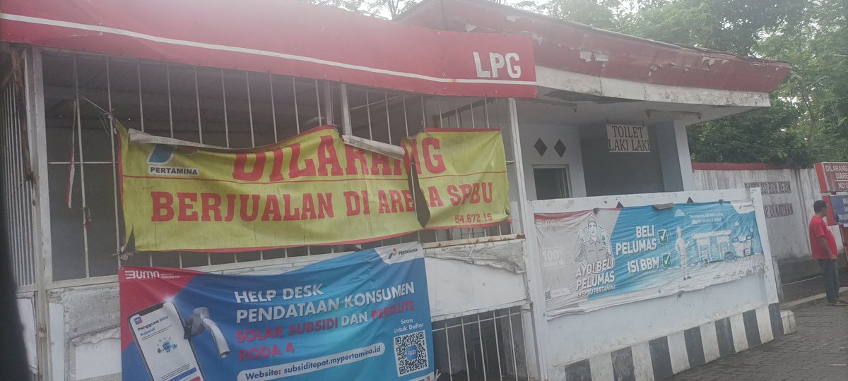 kangzar's tweet photo. Pak Mentri @erickthohir, toilet memang gratis, tapi isinya horor. Air mampet, tempat wudlu tidak ada airnya. Maaf, apakah ini mentalitas nya? Lokasi Malasan Lumajang. Itu nomer SPBU nya https://t.co/8rRFofBapV