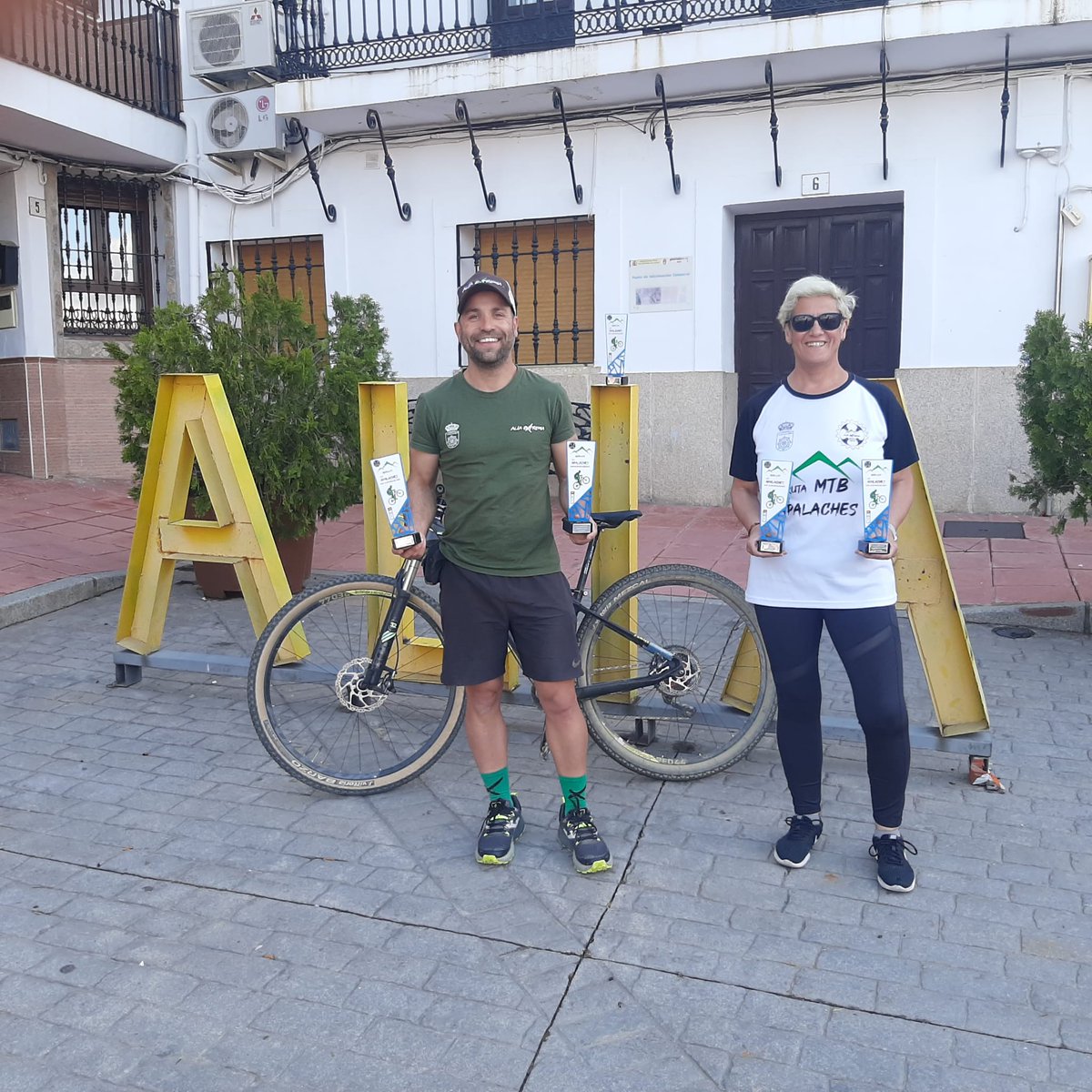 CortijoRocio's tweet photo. Esta mañana hemos entregado a nuestros amigos de @aliaextrema los trofeos que hemos diseñado para las pruebas de la edición de 2023.
#apalacheando #Villuercas #mountainvibes @VilluercasGPark @Extremadura_tur https://t.co/hejkVooWbQ