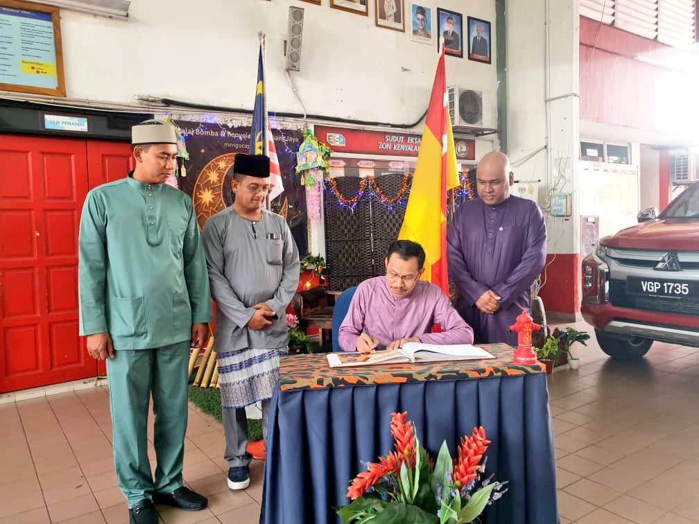 selangor_bomba's tweet photo. 22.4.23 - Ziarah Aidilfitri YAS  TKP(O) Dato' Edwin Galán Teruki &amp; Isteri Ke BBP Subang Jaya Bg Meraikan Pegawai &amp; Anggota Bertugas Sempena Hari Raya Aidilfitri 2023, Turut Hadir Ketua Zon 2SL,Pegawai Operasi Zon &amp; Ketua Balai
#StrongerTogether
#RaiBersama1Syawal
#SelamatHariRaya https://t.co/DeFTEfDU6Q