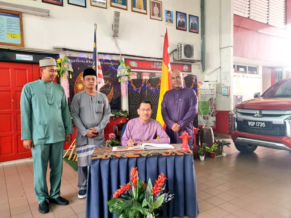 selangor_bomba's tweet photo. 22.4.23 - Ziarah Aidilfitri YAS  TKP(O) Dato' Edwin Galán Teruki &amp; Isteri Ke BBP Subang Jaya Bg Meraikan Pegawai &amp; Anggota Bertugas Sempena Hari Raya Aidilfitri 2023, Turut Hadir Ketua Zon 2SL,Pegawai Operasi Zon &amp; Ketua Balai
#StrongerTogether
#RaiBersama1Syawal
#SelamatHariRaya https://t.co/DeFTEfDU6Q