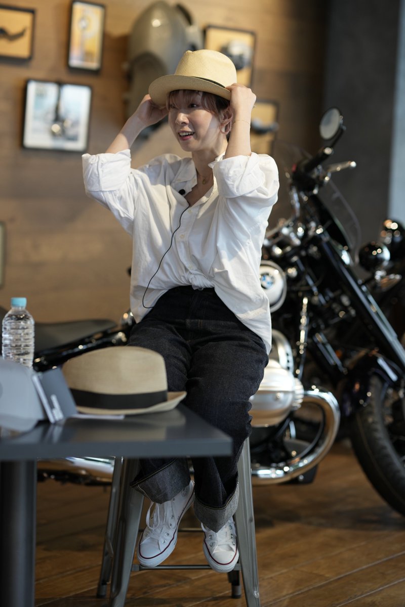 MotorradSetaga8's tweet photo. Relation18のインストアライブ無事終了。
かおりさんのカチューシャ、オシャレだなぁ素敵だなって思って、ライブ終わったあとこっそり付けさせてもらったら、そこにはお風呂上りのBBAがいました。
#BMWMotorrad
#Relation18
#BMWR18
#モトラッド世田谷
#MotorradSetagaya
#soulfuel
#伝統と革新 https://t.co/VgaEuxrSpf