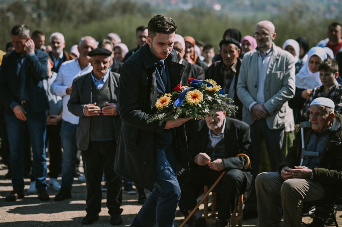 isak_arnel's tweet photo. 🇧🇦Sjećanje na naše šehide, najbolje sinove Bosne i Hercegovine nikada ne smije izblijediti⚜️

“I ne recite za one koji su na Allahovu putu poginuli: “Mrtvi su!” Ne, oni su živi, ali vi to ne znate!” (El-Bekare, 154.)

Odlukom Rijaseta Islamske zajednice od 23. januara 1995. godine, u BiH je drugi dan Ramazanskog bajrama proglašen Danom šehida, kao dan sjećanja na sve one koji su dali živote braneći porodicu, čast, domovinu i vjeru.