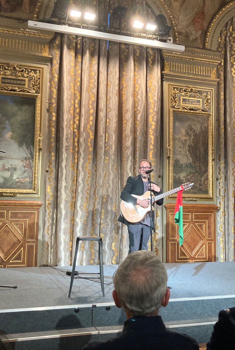 El arte como el hogar del lenguaje expandido. Donde el silencio habla y el dolor de la guerra se convierte en  sonido para sanarse.  Anoche en la alcaldía de Paris canté para hermanas y hermanos en el exilio. viví un conmovedor recital . Ya nos vemos Madrid .#Paz