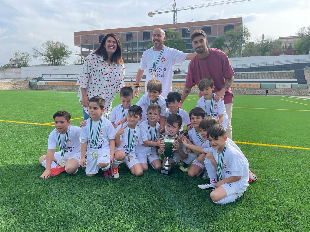 RFAFJAEN's tweet photo. 🥇🏆| CAMPEONES

El @RealJaenCF_base, se ha proclamado campeón de la categoría “2ª Andaluza Prebenjamín”.

¡Sois unos campeones,enhorabuena!👏🏻🤩 https://t.co/8ehyW8UoWU