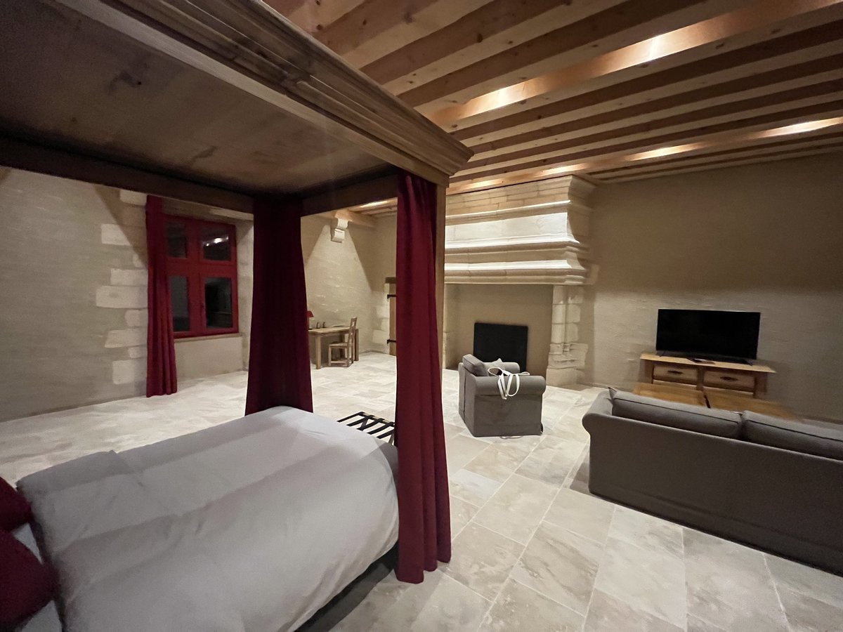 Magnifique moment au château de Vieux Moulin dans la <a href="/nievre_tourisme/">Nièvre Tourisme</a> ! Un endroit où il faut s’arrêter si vous venez visiter notre belle #bourgogne. Céline et Gabriel, les propriétaires ont restauré eux-mêmes la totalité de cette sublime demeure… Ils proposent des chambres