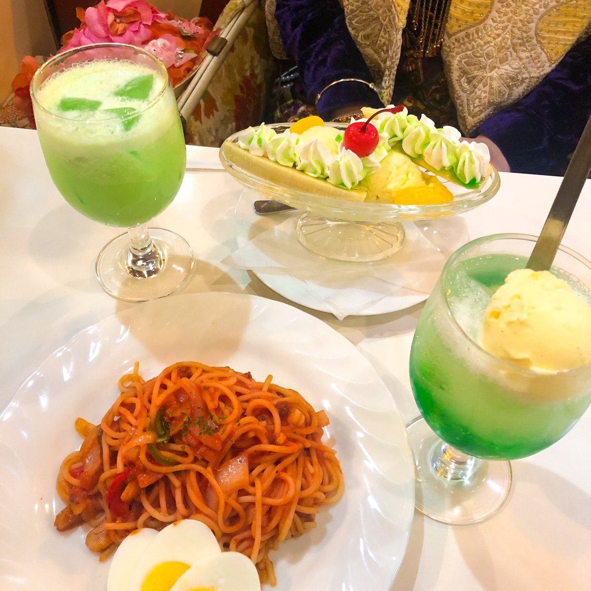 ma_tou__'s tweet photo. 📍新橋　パーラーキムラヤ
　
レトロな空間で食べる喫茶飯は至高…
可愛いアラモードやパフェが沢山ある中でお腹が減っていたわたしはナポリタンを🍝
喫茶店のナポリタンってなんでこんな優しい味がするんだろう。
クリームソーダも甘さ控えめで私好みだった🍈嬉

#純喫茶コレクション
#新橋 #純喫茶 https://t.co/FrEjFbJae3