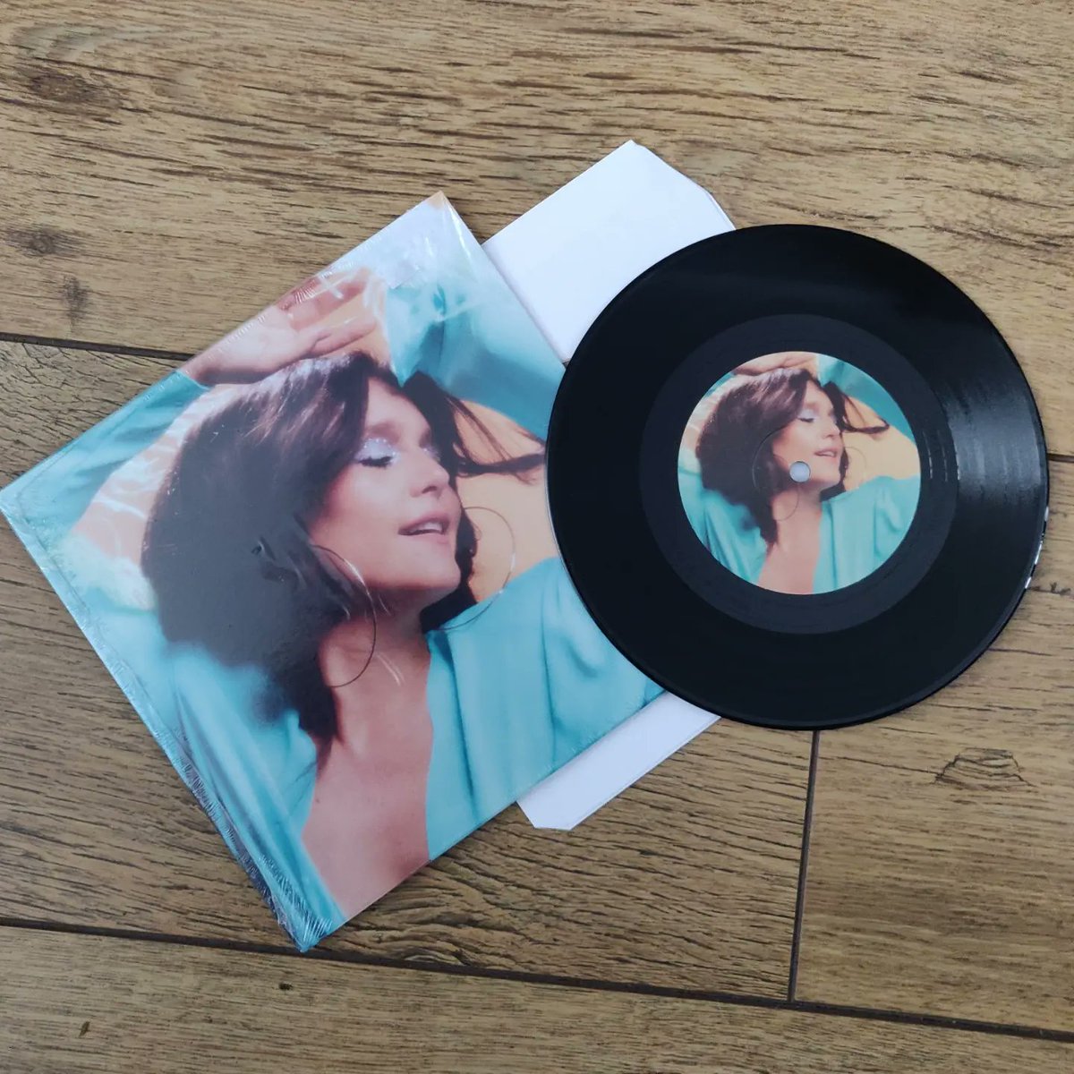 xtony76x's tweet photo. Record store Day complete with this little beauty! @JessieWare might bring this along for you to sign at Manchester on 1st May! #freeyourself https://t.co/DCFPPkj0wJ