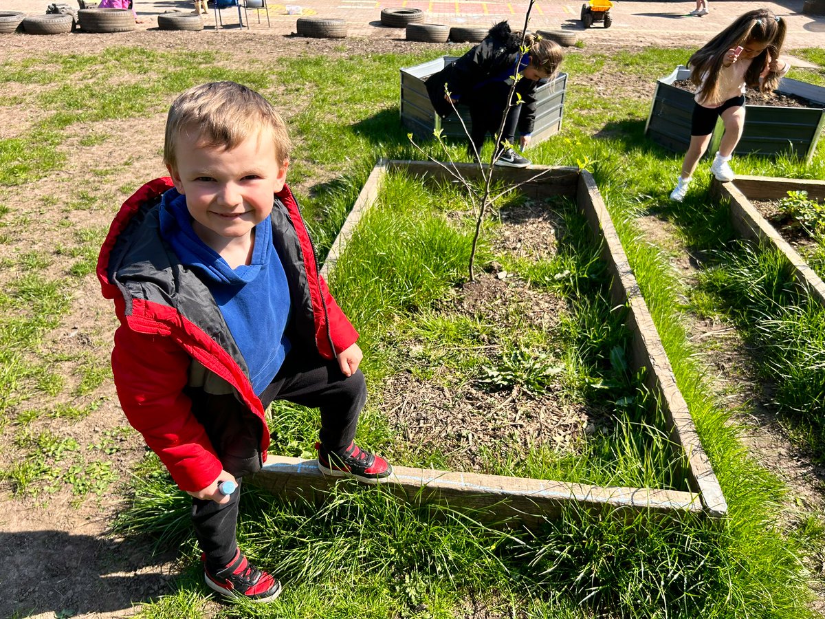 🪻🌷We used our 👋 and 🦶to measure the height and width of objects in our playground🪻🌷#vpsmaths #vpsoutdoorlearning