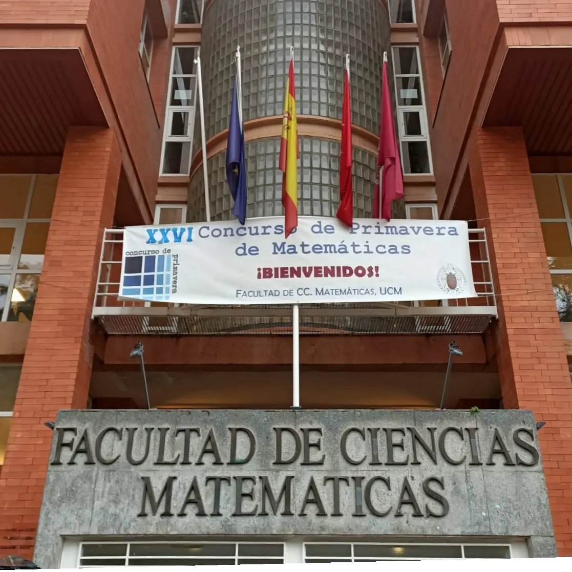 Tres alumnas del colegio han participado hoy en la segunda fase del concurso primavera de matemáticas que se ha celebrado en un entorno sensacional como es la Facultad de matemáticas de la universidad Complutense. Estamos orgullosos de vosotras. ¡Suerte!