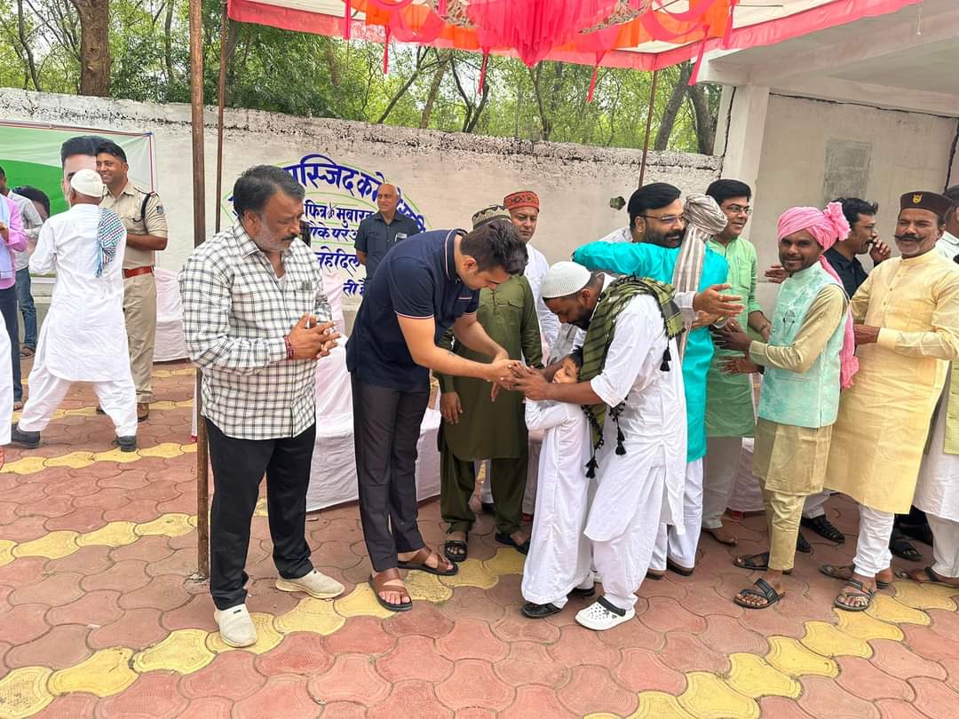 BHARGAVABHISHEK's tweet photo. #ईद के मुबारक मौक़े पर मुस्लिम भाइयों को मुबारकबाद दी ।
#EidMubarak https://t.co/aeFbRNZxf1