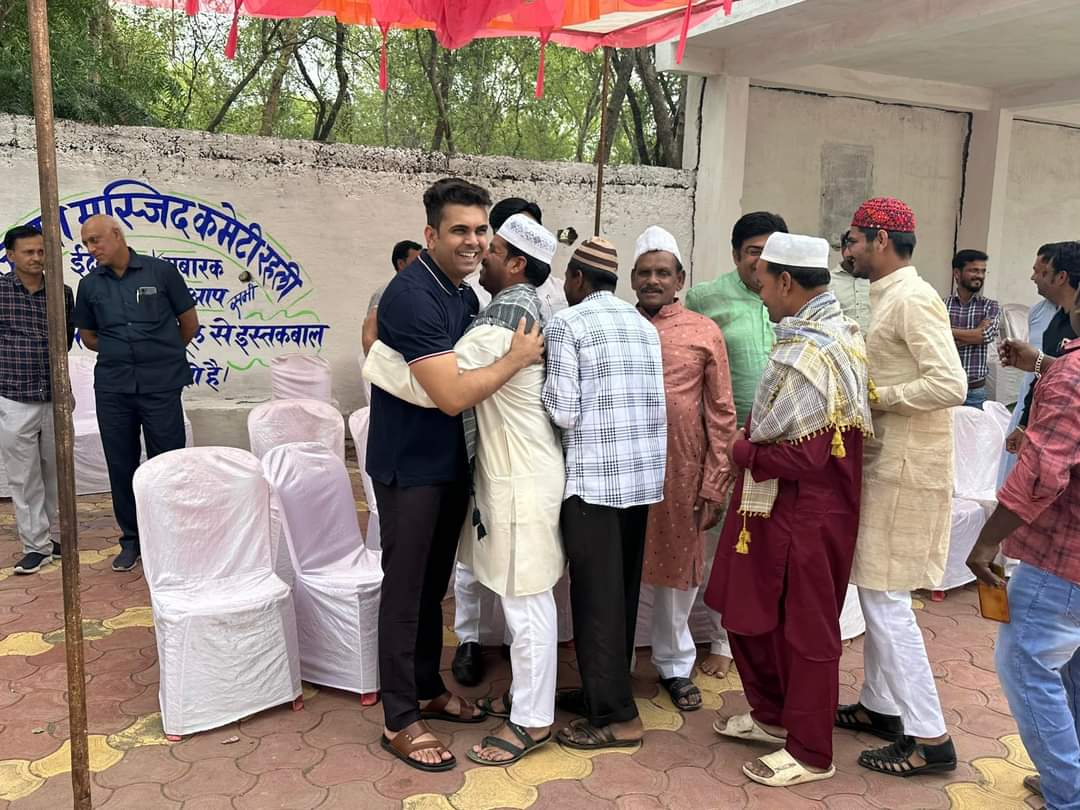 BHARGAVABHISHEK's tweet photo. #ईद के मुबारक मौक़े पर मुस्लिम भाइयों को मुबारकबाद दी ।
#EidMubarak https://t.co/aeFbRNZxf1