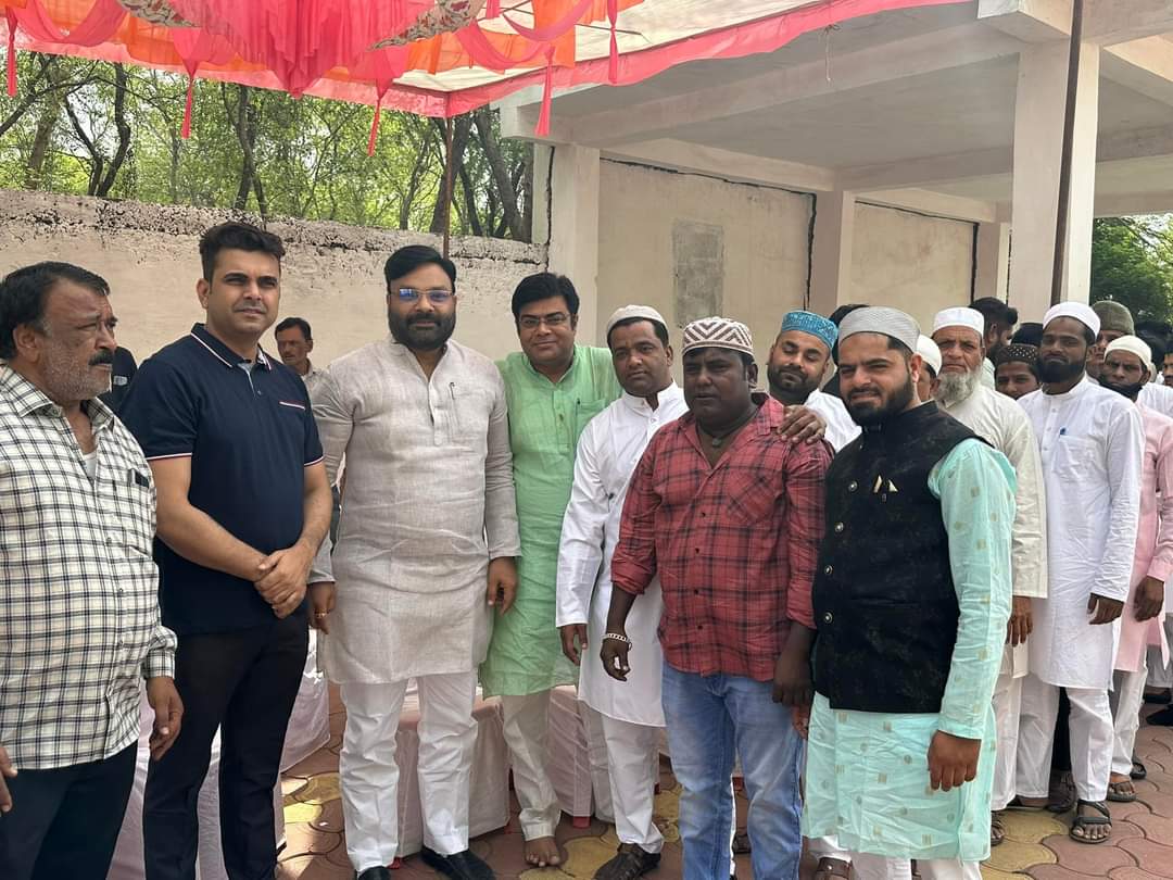 BHARGAVABHISHEK's tweet photo. #ईद के मुबारक मौक़े पर मुस्लिम भाइयों को मुबारकबाद दी ।
#EidMubarak https://t.co/aeFbRNZxf1