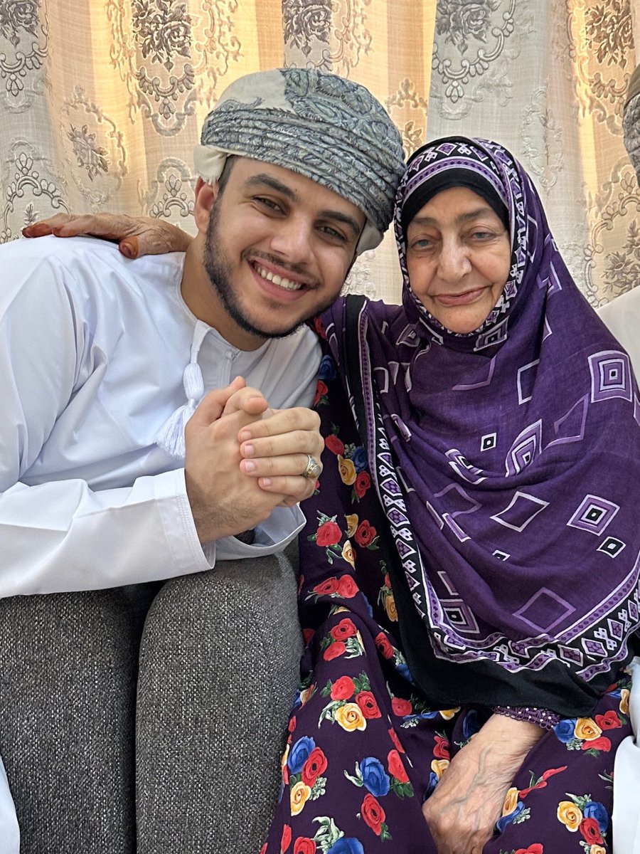 lauy27's tweet photo. جدتي العزيزة وأنا أول أيام العيد✨🤍
 #لقطه_عمانيه_في_العيد
#كشخة_العيد https://t.co/MthGhzTMsH
