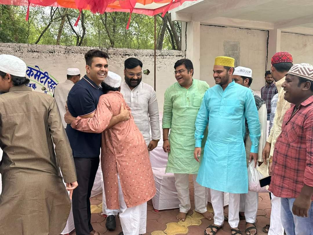 BHARGAVABHISHEK's tweet photo. #ईद के मुबारक मौक़े पर मुस्लिम भाइयों को मुबारकबाद दी ।
#EidMubarak https://t.co/aeFbRNZxf1